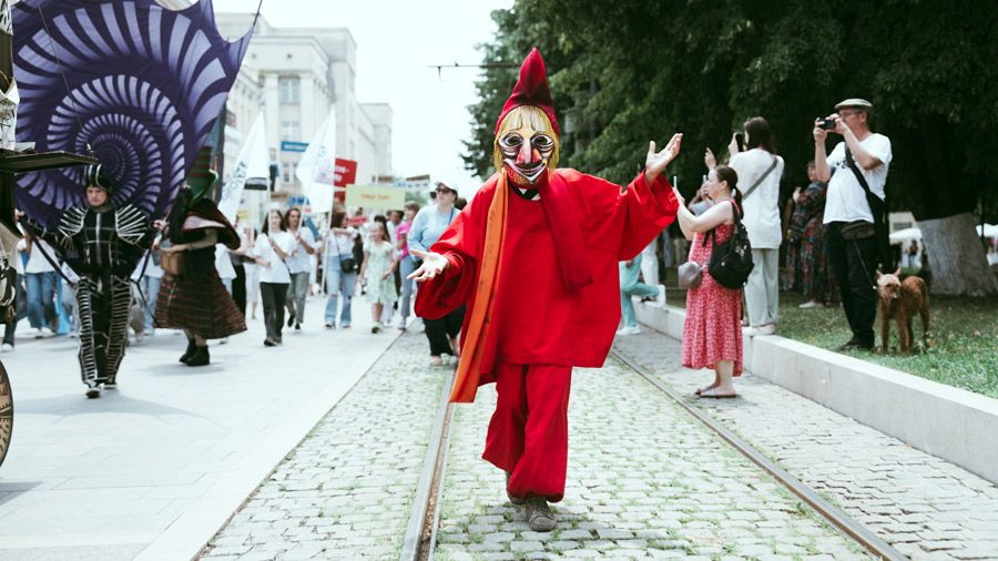 Бурно и кипуче: фестиваль «Вахтангов. Путь домой» вышел на улицы