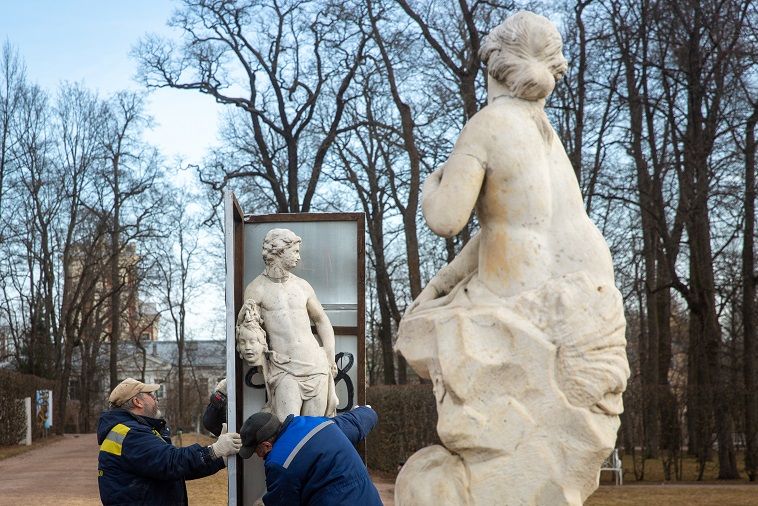 Аполлон и другие статуи вернулись после зимовки в парк Царского Села