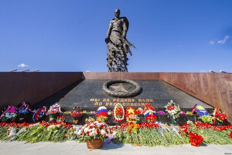 У Ржевского мемориала Советскому солдату развернут 200-метровую копию Знамени Победы 