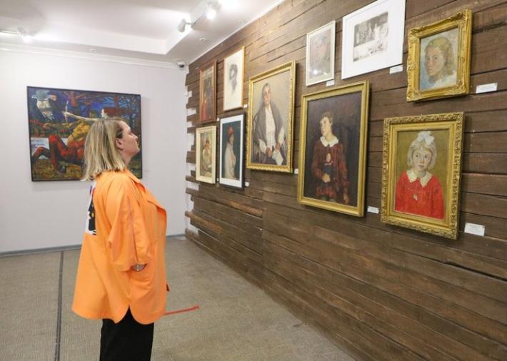 В Красноярске проходит выставка работ местных художественных династий