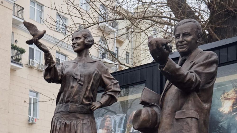 В Москве открыли скульптурную композицию, посвященную основателям Камерного театра