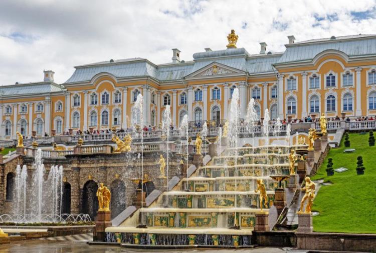 Весенний праздник фонтанов в честь 350-летия со дня рождения Петра I пройдет в «Петергофе»