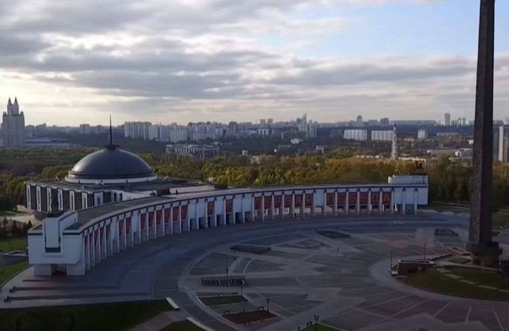 Школы Москвы и Калуги представили десятки раритетов на выставке «Крылья Победы»