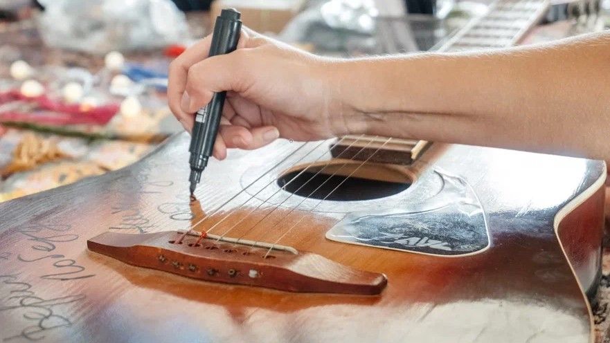 Первые «Гитары для Победы» доставили адресатам