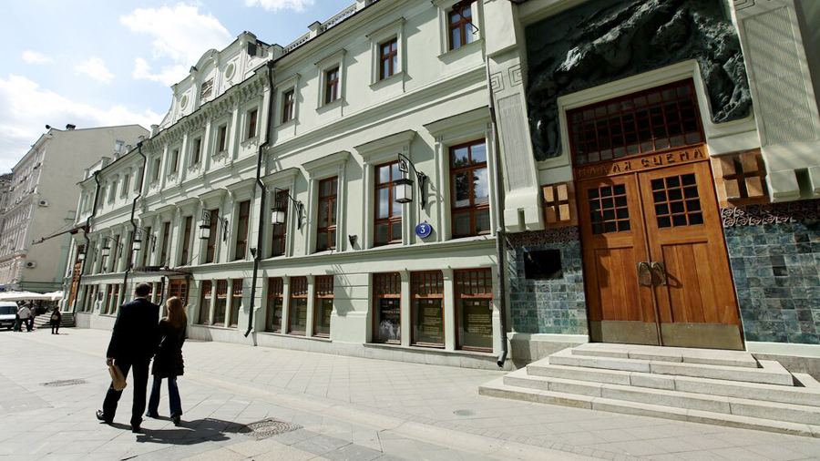 Фотовыставка «Дом» Егора Заики открылась в Зеленом фойе МХТ Чехова