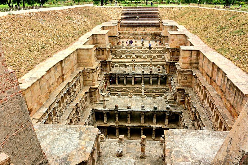 Зачем в Индии строили огромные подземные колодцы