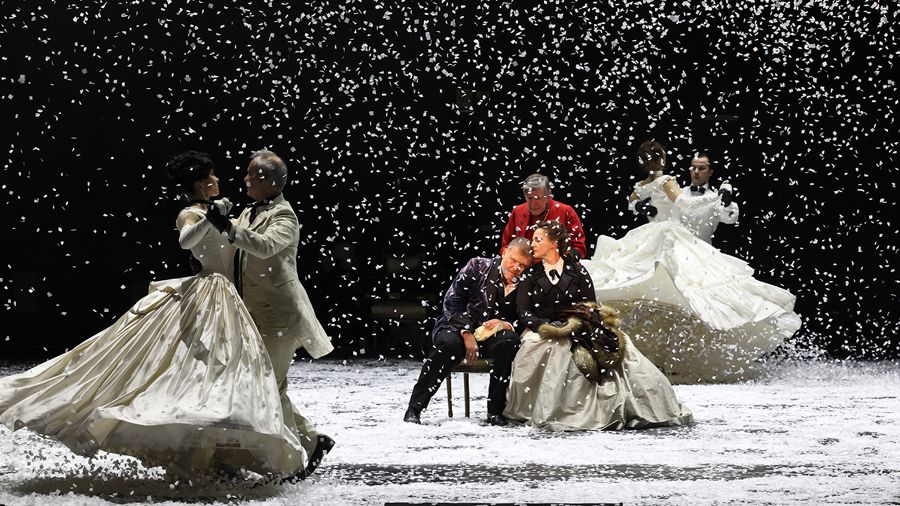 Анну завьюжили снежные вихри: в Малом театре поставили Льва Толстого