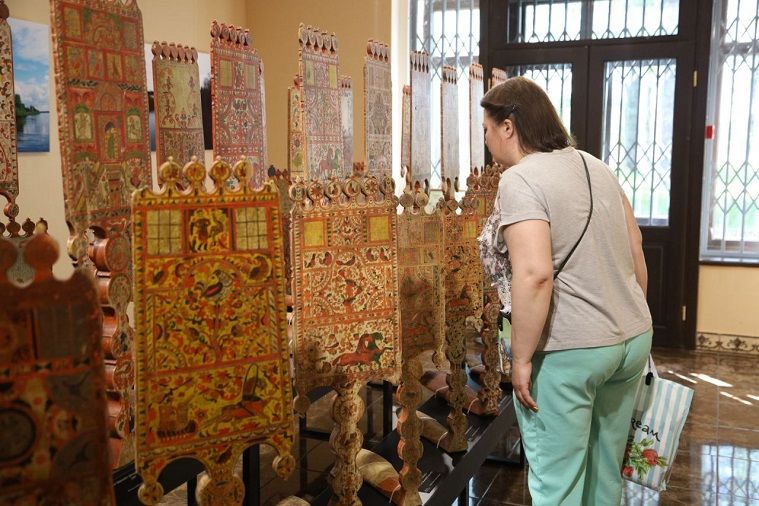 Более 5 тысяч прялок представили на выставке в Вологодской области