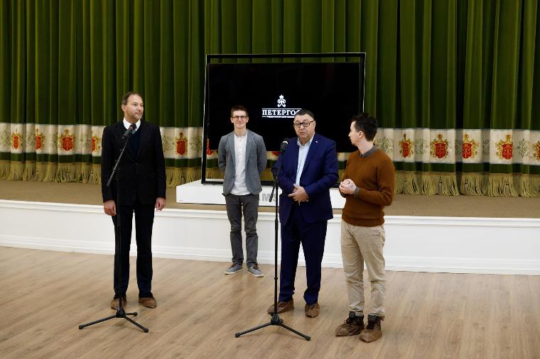 Первые экскурсии на русском жестовом языке и презентация видеогида прошли в Петергофе