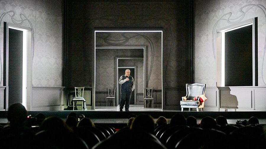 В свинцовом безрадостном мире: «Скучная история» в Театре Маяковского