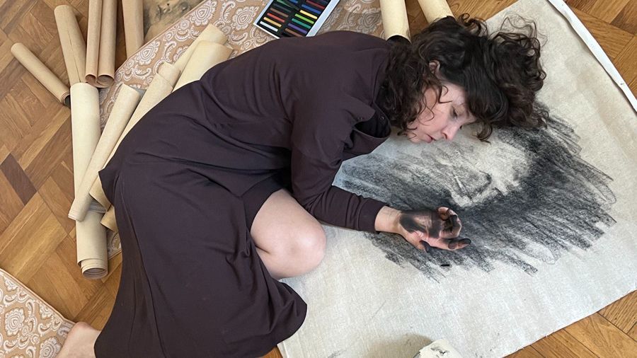 Лебедь, стразы и шуба: в «нехорошей квартире» открылась выставка «Детство Марго»