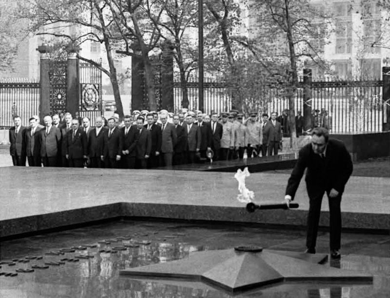Л. Брежнев зажигает Вечный огонь у Могилы Неизвестного Солдата в Александровском саду. 1967