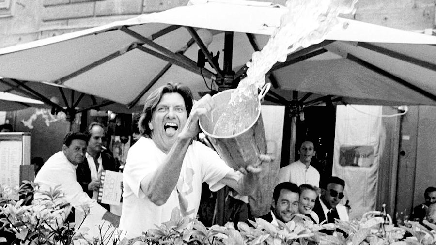 Рино Бариллари. Стилист Клаудии Шиффер обливает Рино Бариллари водой