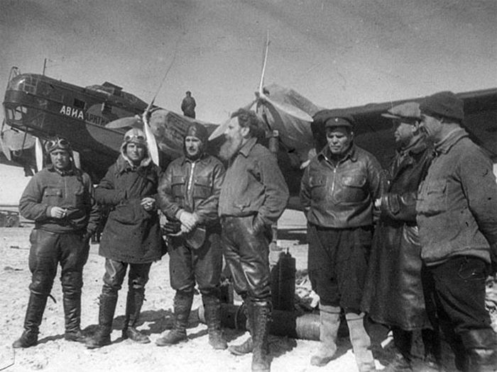 О. Ю. Шмидт среди участников экспедиции на Северный полюс. 1937