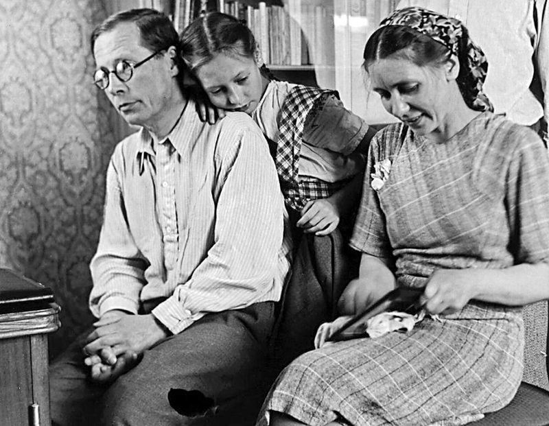 С женой Екатериной и дочерью Натальей. 1946