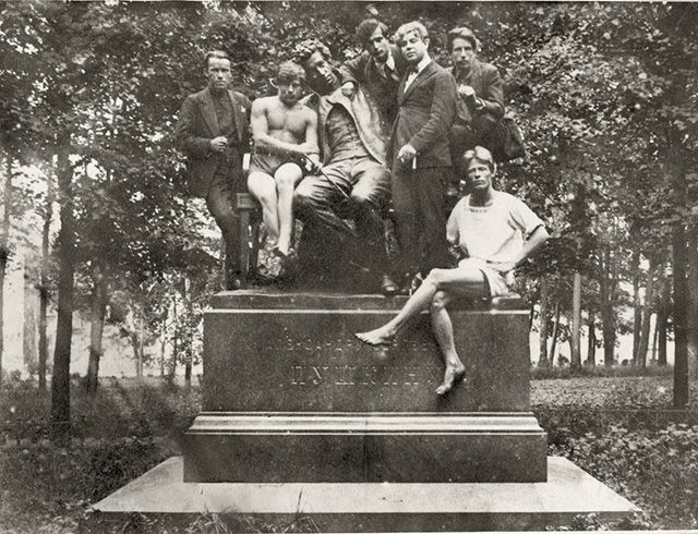 Со студентами Сельхозинститута у памятника Пушкину. Царское Село. 1924