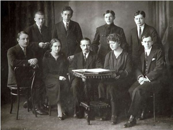Класс М.О. Штейнберга в Петроградской консерватории. Дмитрий Шостакович стоит крайний слева 