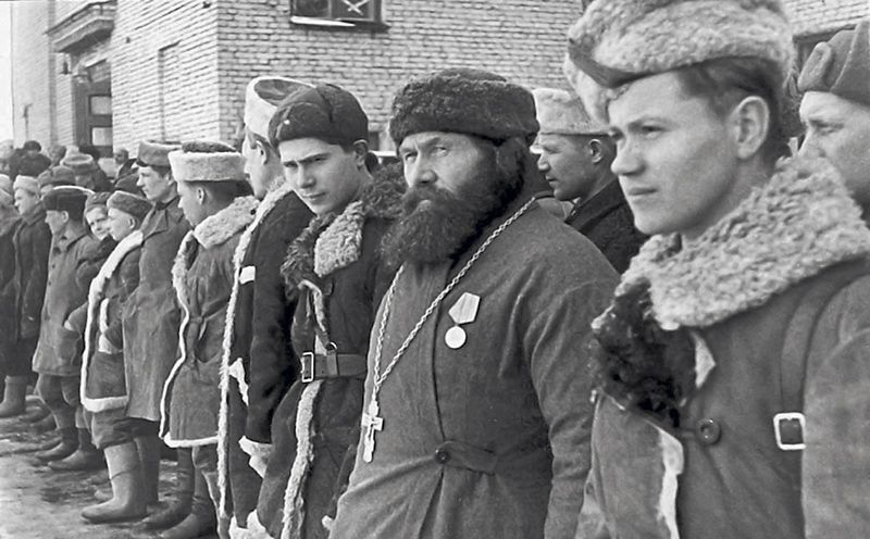 Священник Федор Пузанов среди бойцов 5-й партизанской бригады. Ленинградская область