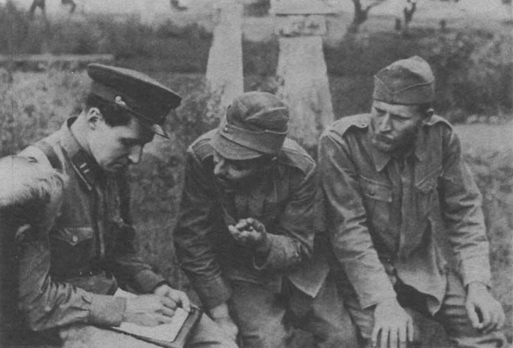 Константин Симонов беседует с солдатами противника, захваченными в плен нашими войсками. 1941 г