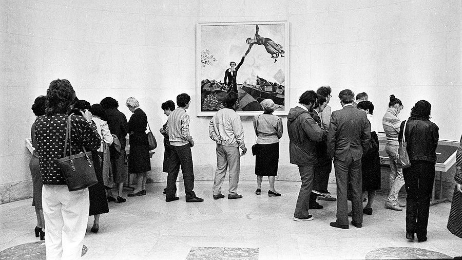 Картина Марка Шагала «Прогулка» в Белом зале Пушкинского музея в 1987 году