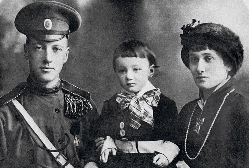 Н. Гумилев и А. Ахматова с сыном Львом. 1915
