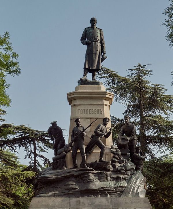 Памятник генералу Тотлебену