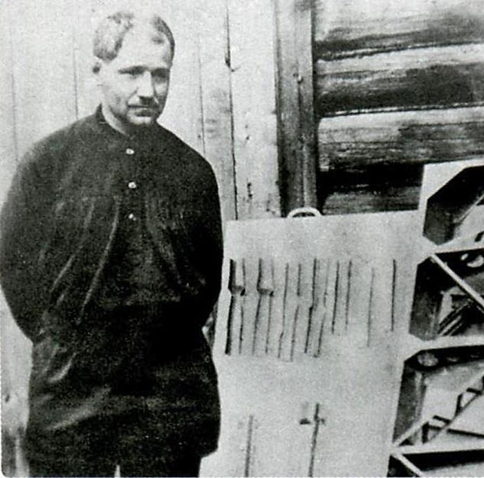 Молодой Андрей Туполев в 1922 году возле заготовок для его первого самолета АНТ-1