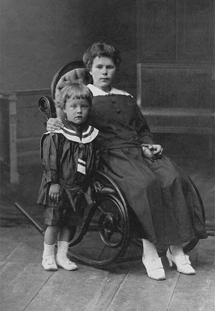 Серафим Туликов с матерью. Калуга, 1919