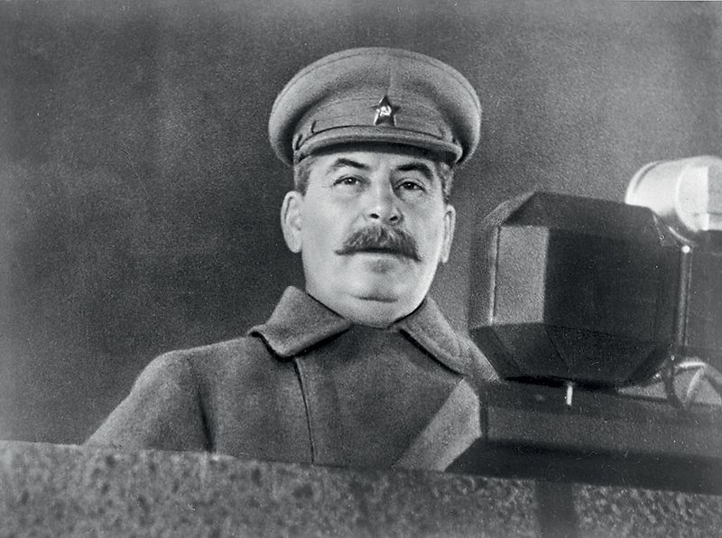 Председатель Государственного комитета обороны СССР И. Сталин выступает с речью  на военном параде  на Красной площади