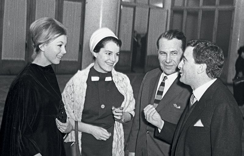 С актрисами Г. Милетич, Э. Быстрицкой и кинорежиссером Д. де Сантисом. 1960