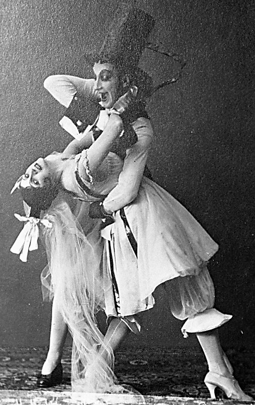 А. Коонен и А. Румнев в сцене  из оперетты «Жирофле-Жирофля». 1922