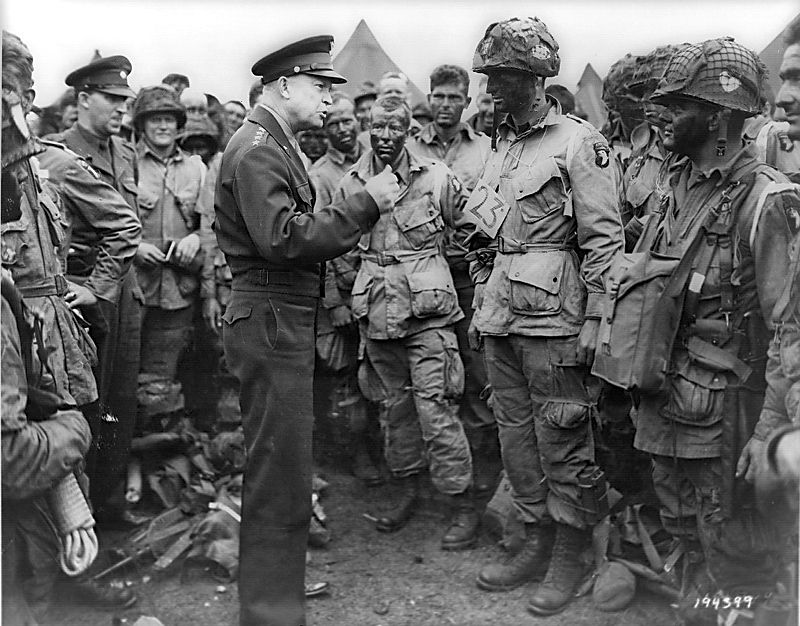  Д. Эйзенхауэр напутствует солдат 101-й воздушно-десантной дивизии. Вечер 5 июня 1944 года