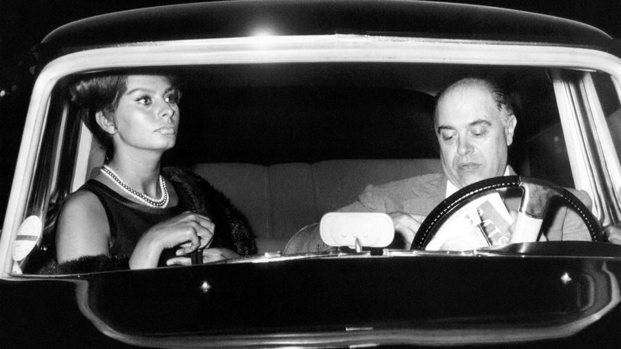 Рино Бариллари. Софи Лорен с мужем, продюсером Карло Понти в машине на площади Барберини