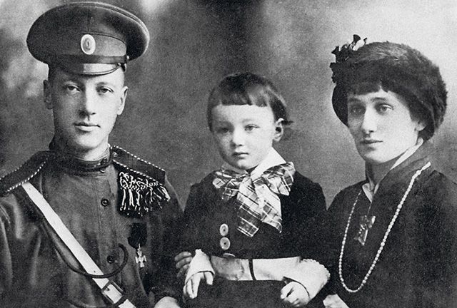 Н. Гумилев и А. Ахматова с сыном. 1915