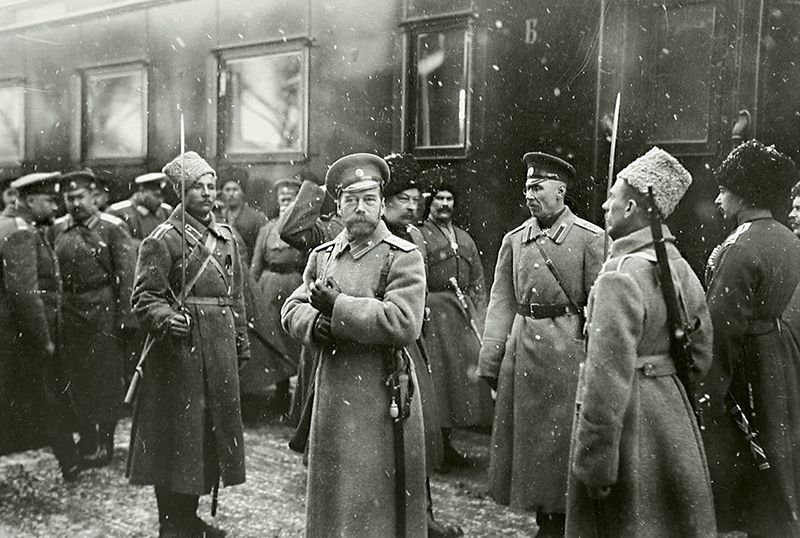 Николай II на платформе станции. 1916