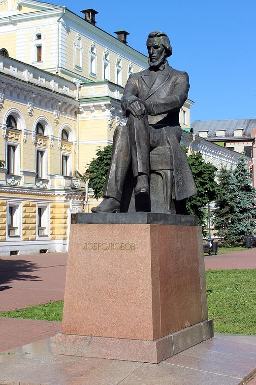 Памятник Н.Добролюбову в Нижнем Новгороде
