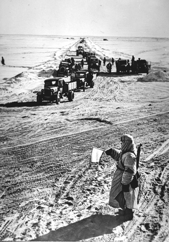 Грузовики с продовольствием идут по льду Ладожского озера. 1942