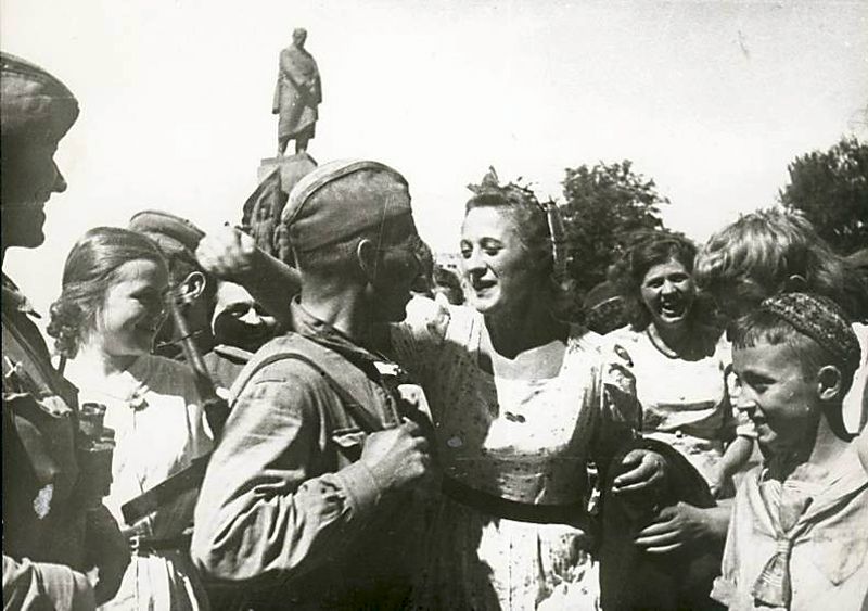 Встреча жителей Харькова с войсками Красной Армии, освобождавшими город