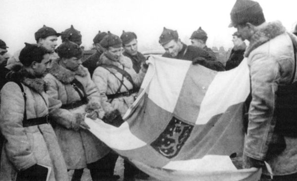 Группа красноармейцев с захваченным флагом Финляндии