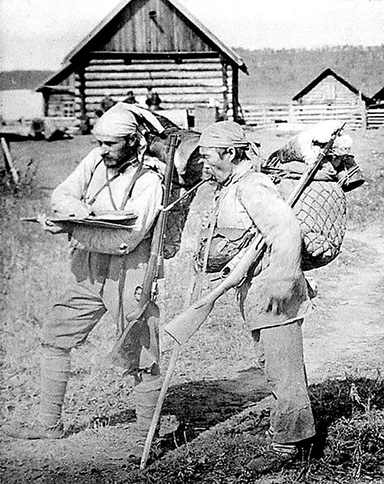 Владимир Арсеньев и Дерсу Узала после маршрута по реке Кулумбе в экспедиции 1906 года