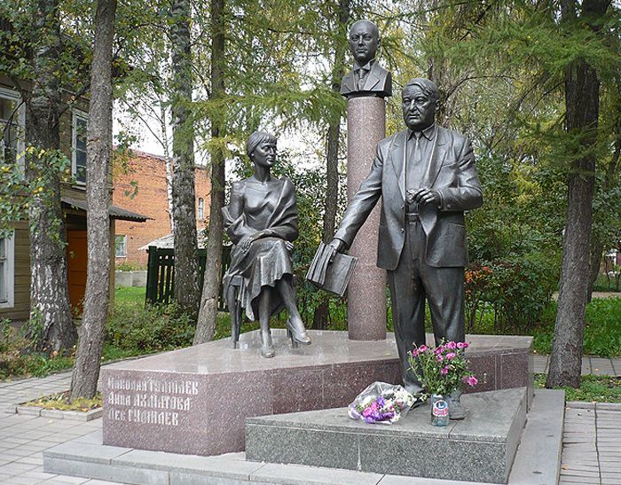 Бежецк. Памятник Николаю Гумилёву, Анне Ахматовой и Льву Гумилёву