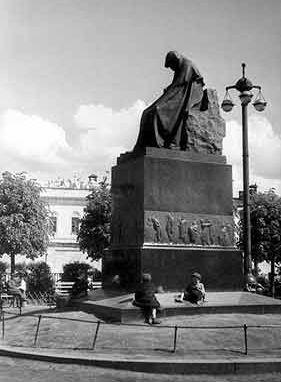 Памятник Н.В.Гоголю скульптора Н.Андреева на Пречистенском бульваре в Москве. Фотография 1930-х годов