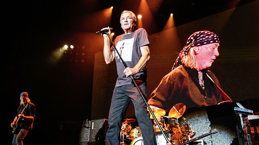 Иэн Гиллан на концерте Deep Purple в СК «Олимпийский» в Москве