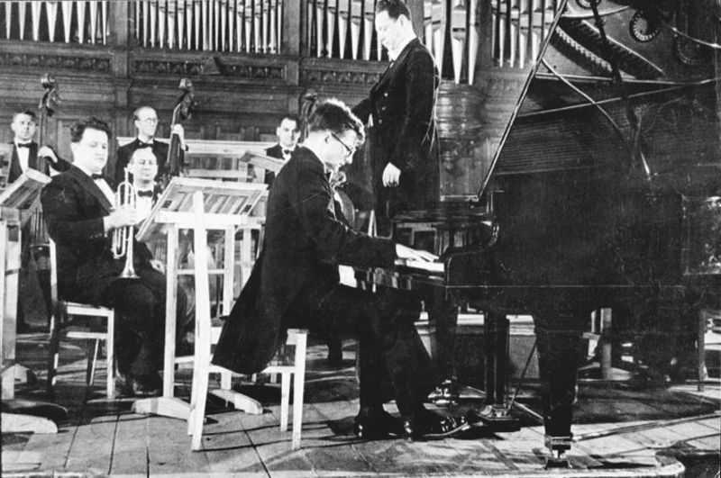 Дмитрий Шостакович исполняет Первый фортепианный концерт. Дирижер А. Орлов