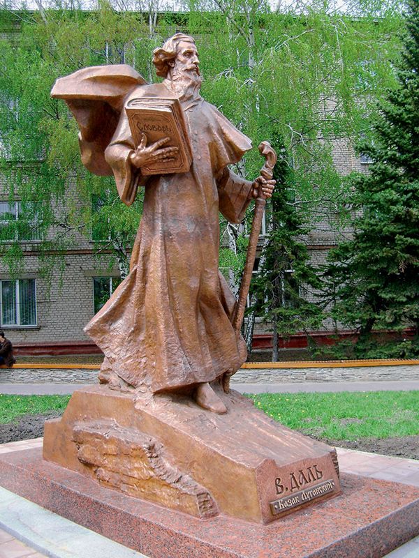Памятник В. Далю у здания  университета в Луганске