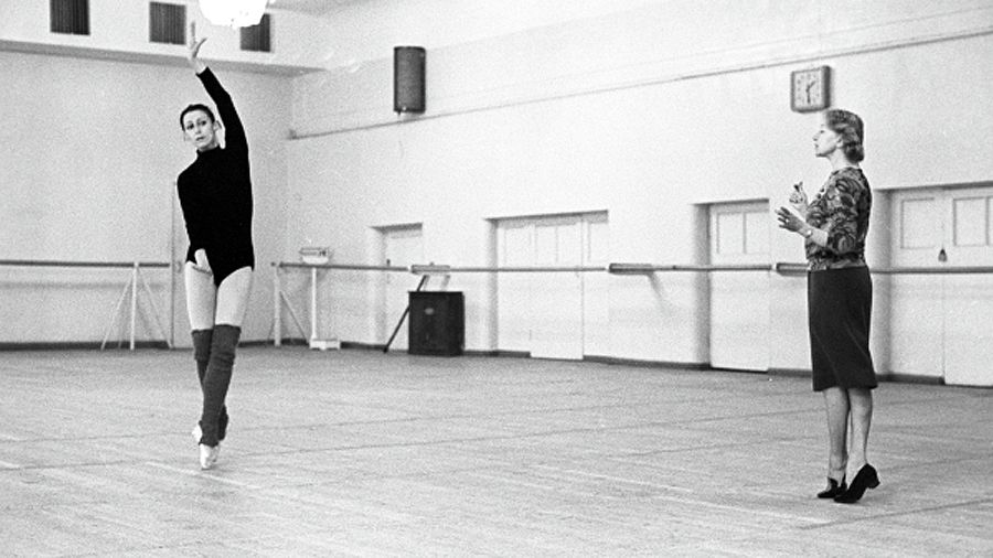 Галина Уланова репетирует с Майей Плисецкой/РИА Новост