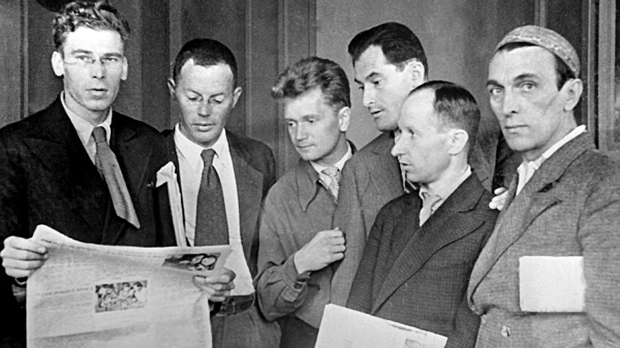 Илья Ильф (второй слева) и Евгений Петров (третий справа)