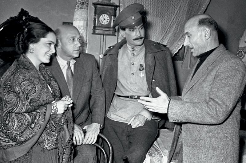 Э. Быстрицкая, В. Рапопорт, П. Глебов и С. Герасимов  на съемках фильма «Тихий Дон». 1956