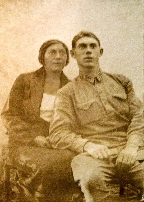 Н. Гастелло с женой. 1934