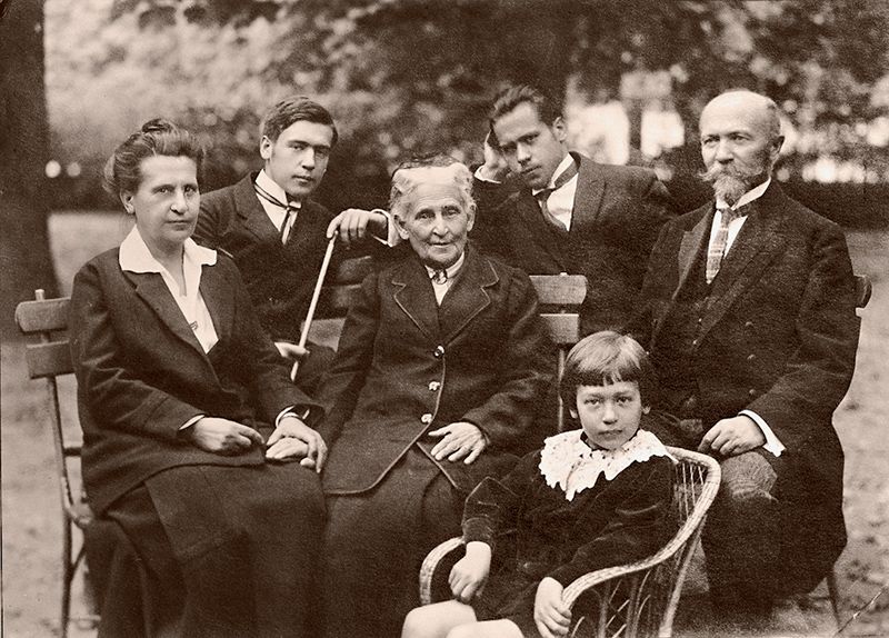 Н. Лосский (справа) с семьей. Збраслав. После 1922